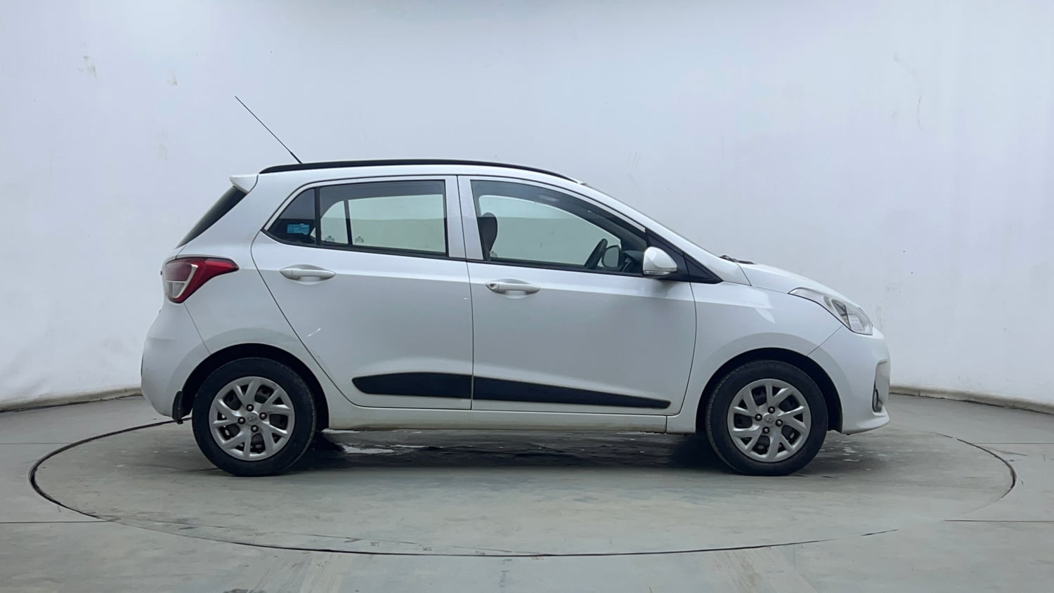 Used 2017 Hyundai Grand i10 Sportz (O) 1.2 Kappa VTVT Petrol Manual exterior RIGHT SIDE VIEW