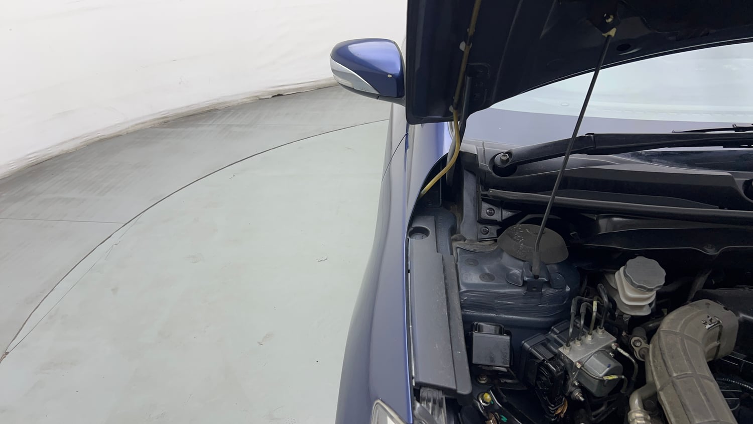 Used 2020 Maruti Suzuki Ciaz Alpha Hybrid 1.5 Petrol Manual engine ENGINE RIGHT SIDE HINGE & APRON VIEW
