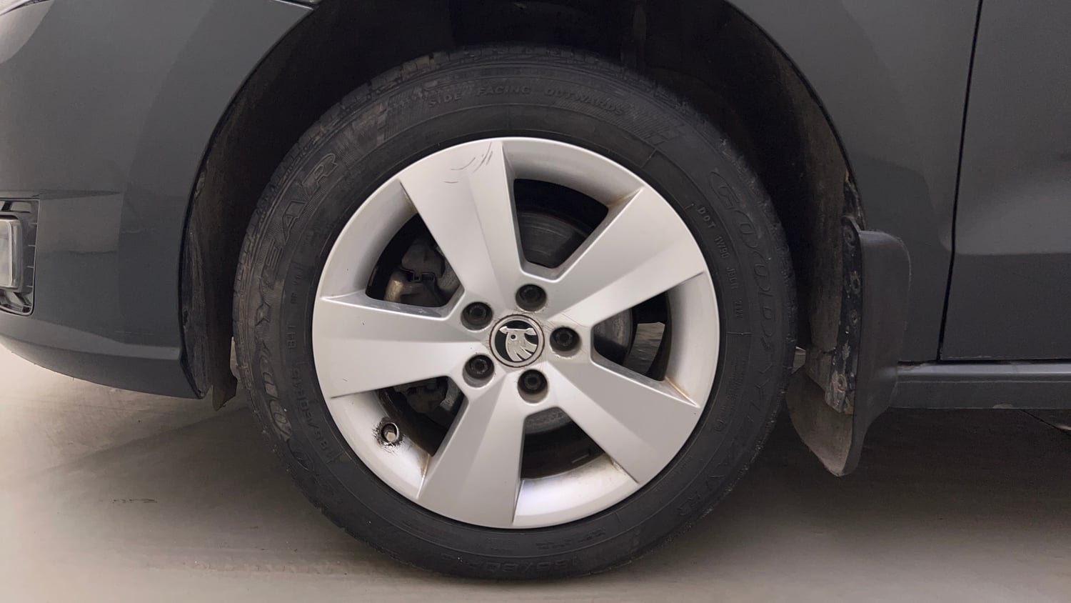 Used 2019 Skoda Rapid Ambition 1.5 TDI AT Diesel Automatic tyres LEFT FRONT TYRE RIM VIEW