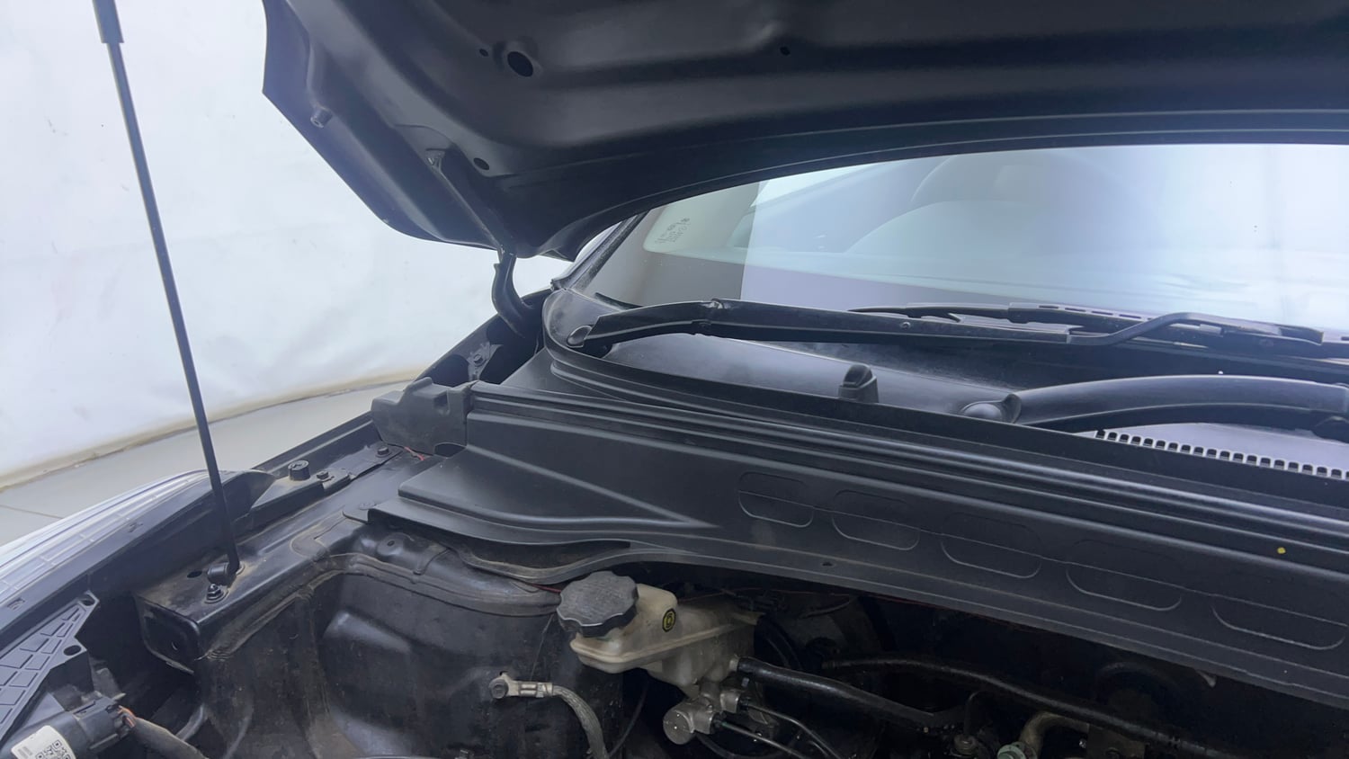 Used 2017 Hyundai Creta 1.6 SX Plus Petrol Petrol Manual engine ENGINE RIGHT SIDE HINGE & APRON VIEW