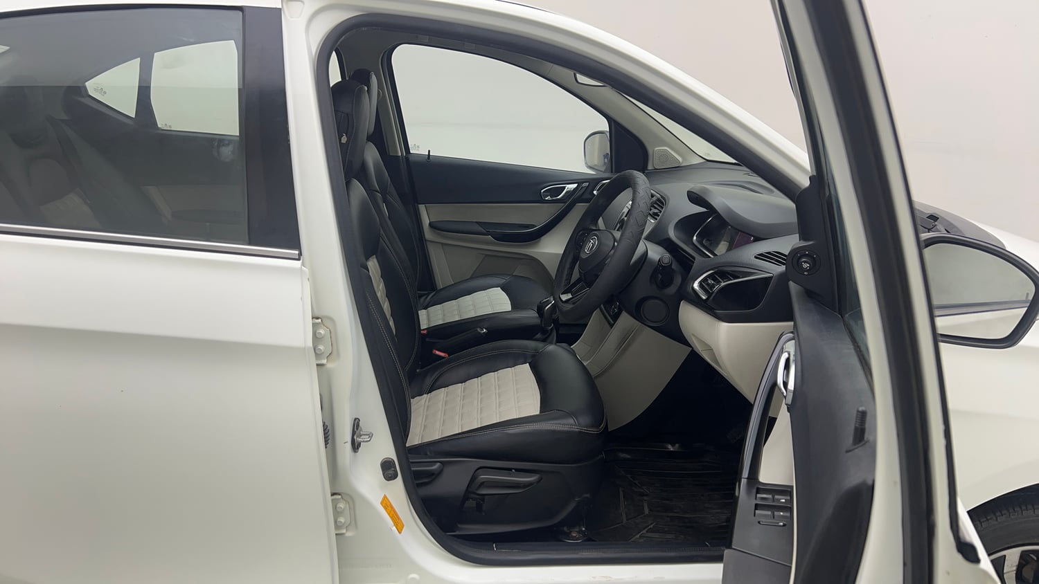 Used 2022 Tata Tigor XZ Plus CNG Cng Manual interior RIGHT SIDE FRONT DOOR CABIN VIEW
