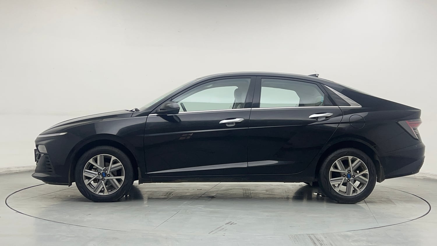 Used 2024 Hyundai Verna SX 1.5 Petrol MT Petrol Manual exterior LEFT SIDE VIEW