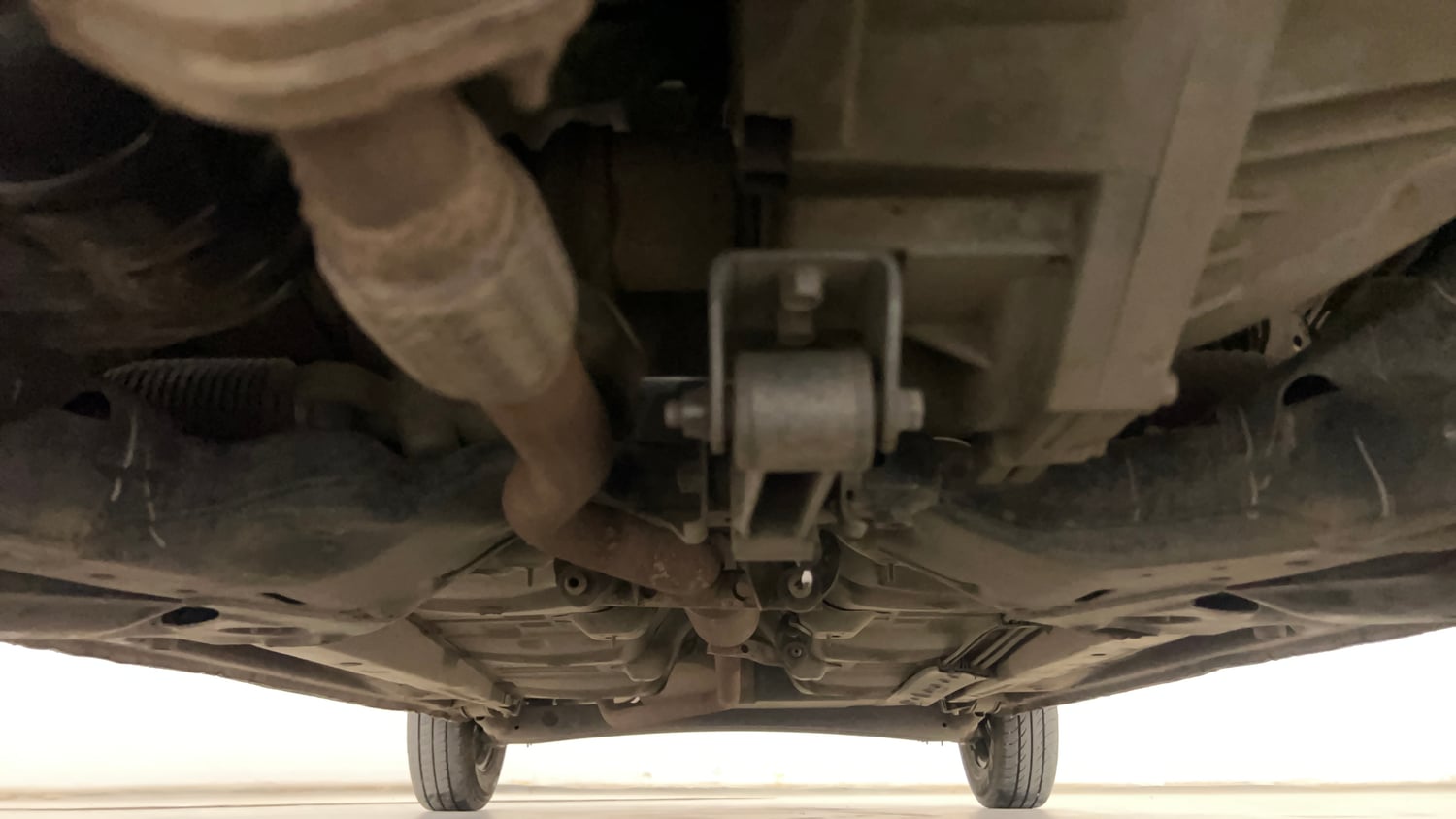 Used 2014 Hyundai i10 Magna 1.1 iRDE2 Petrol Manual extra FRONT LEFT UNDERBODY VIEW