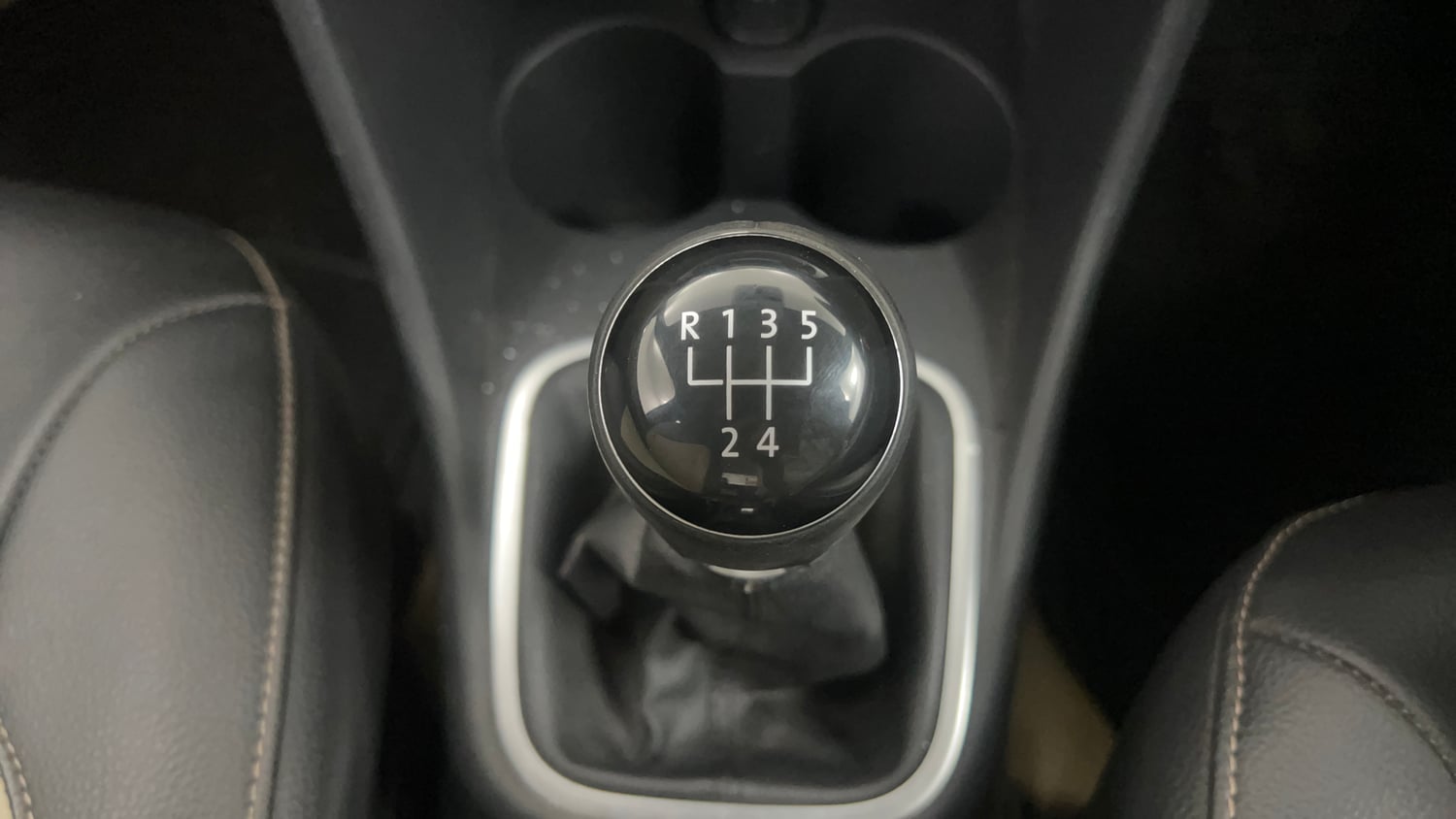 Used 2015 Volkswagen Polo Highline1.2L (P) Petrol Manual interior GEAR  KNOB VIEW