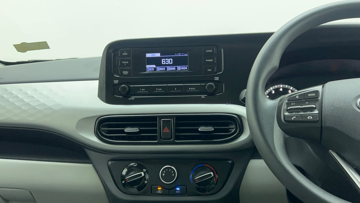 Used 2022 Hyundai Grand i10 Nios Magna 1.2 Kappa VTVT Petrol Manual top_features Integrated (in-dash) music system
