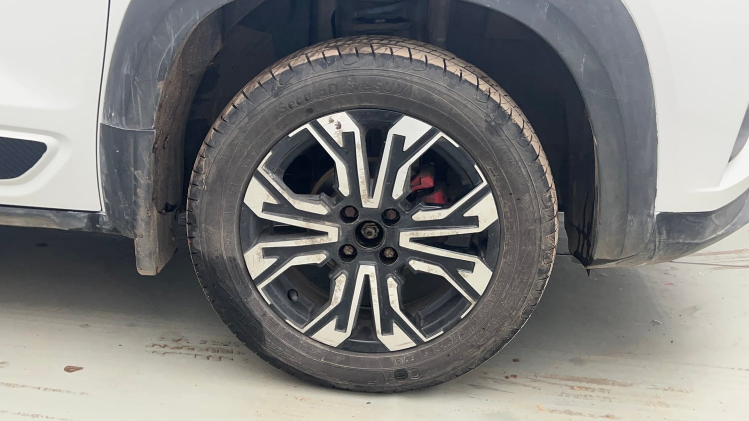 Used 2023 Renault Kiger RXZ AMT Dual Tone Petrol Automatic tyres RIGHT FRONT TYRE RIM VIEW