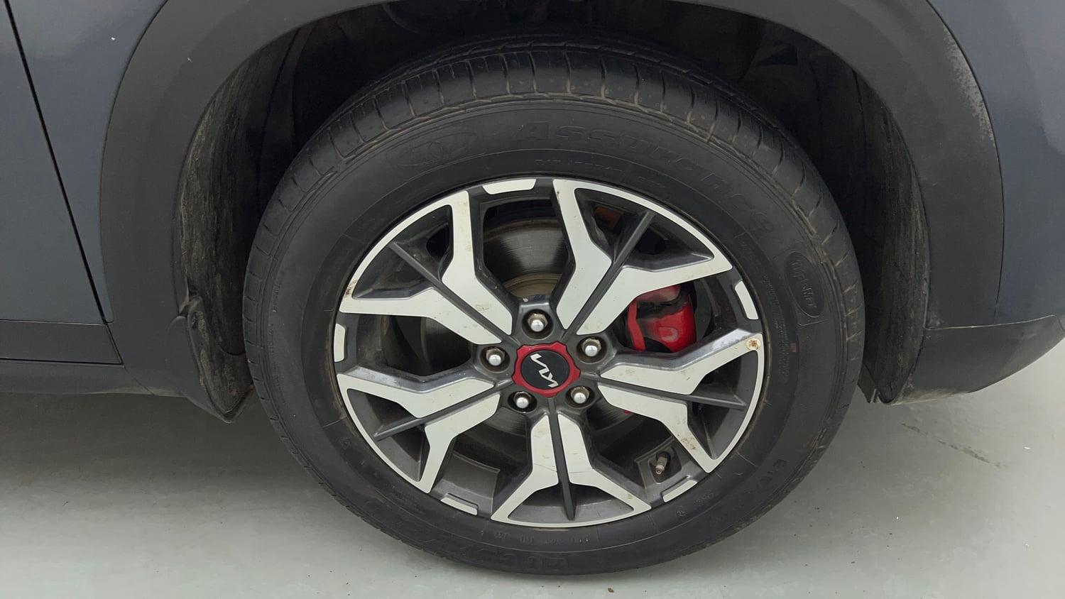 Used 2023 Kia Seltos GTX Plus 1.4 DCT Petrol Automatic tyres RIGHT FRONT TYRE RIM VIEW