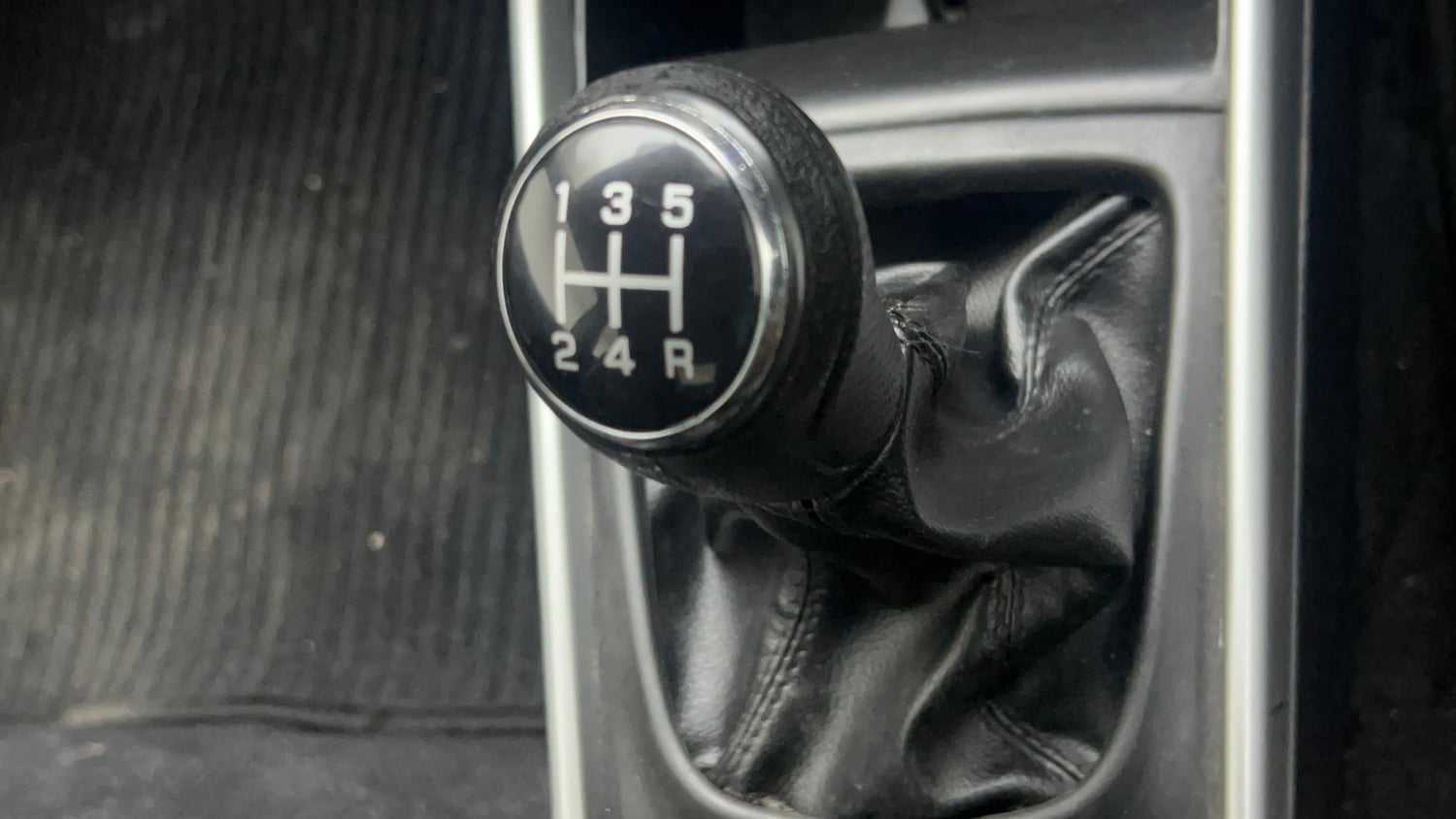 Used 2017 Maruti Suzuki Baleno Delta 1.2 Petrol Manual interior GEAR  KNOB VIEW