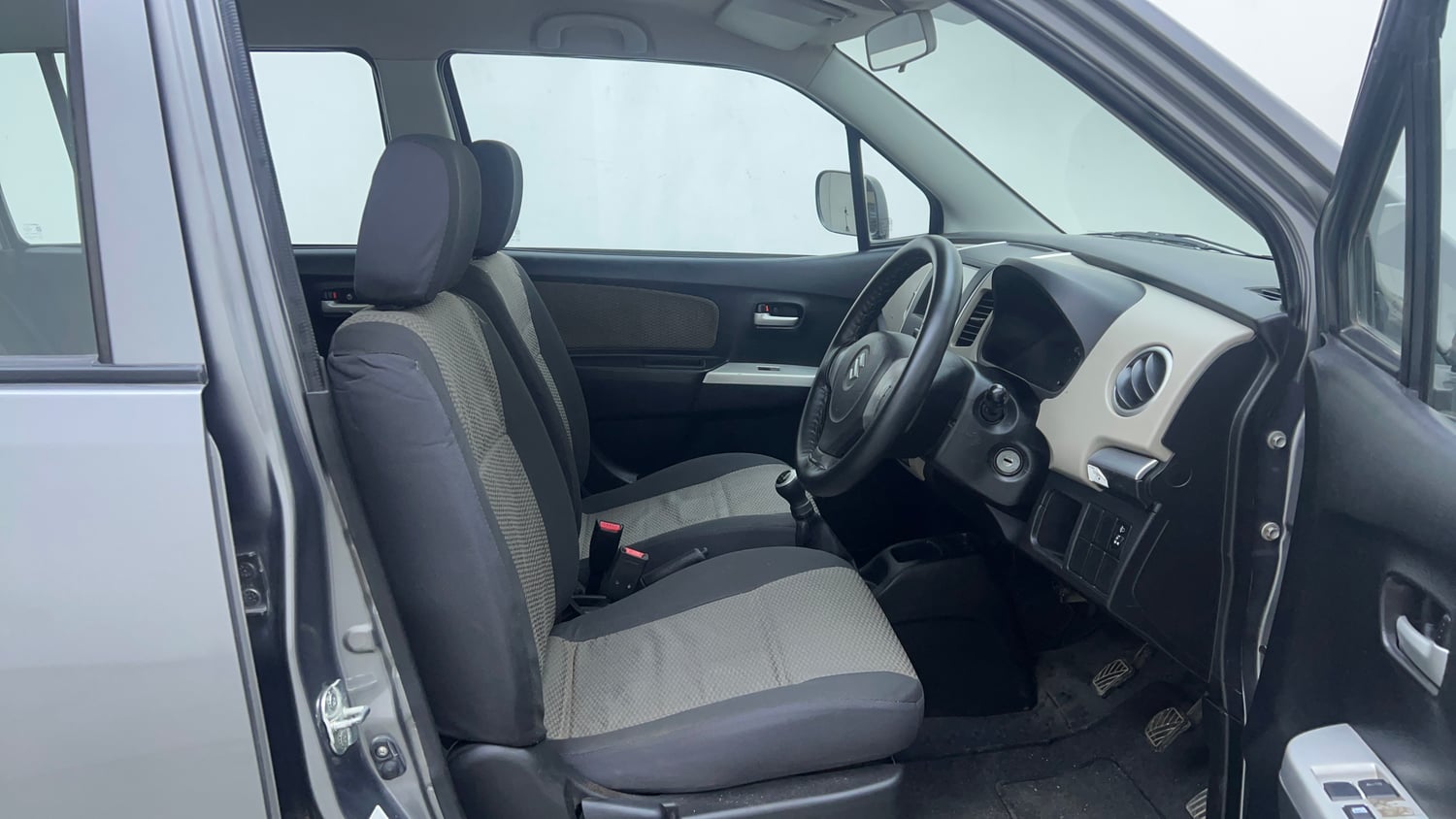 Used 2014 Maruti Suzuki Wagon R LXI Petrol Manual interior RIGHT SIDE FRONT DOOR CABIN VIEW