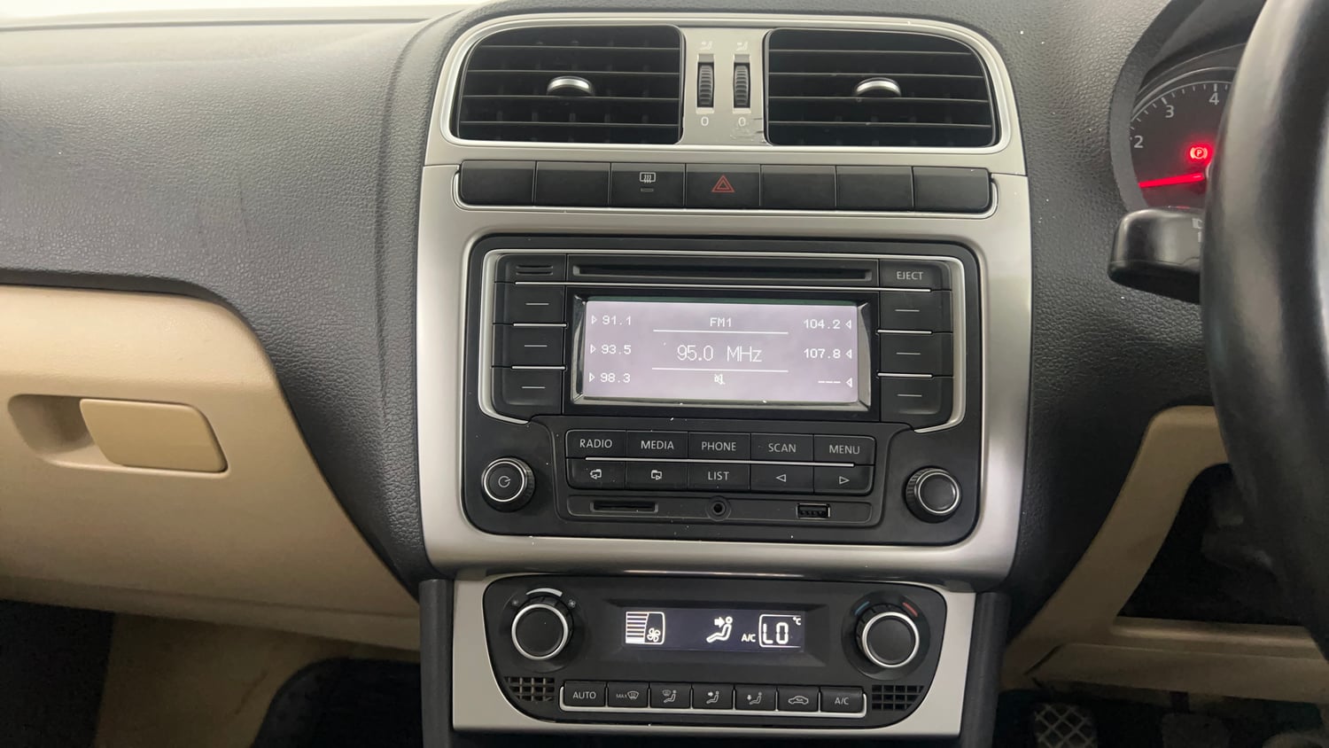 Used 2015 Volkswagen Polo Highline1.2L (P) Petrol Manual interior MUSIC SYSTEM & AC CONTROL VIEW