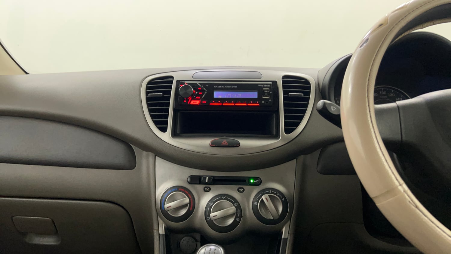 Used 2014 Hyundai i10 Magna 1.1 iRDE2 Petrol Manual interior MUSIC SYSTEM & AC CONTROL VIEW
