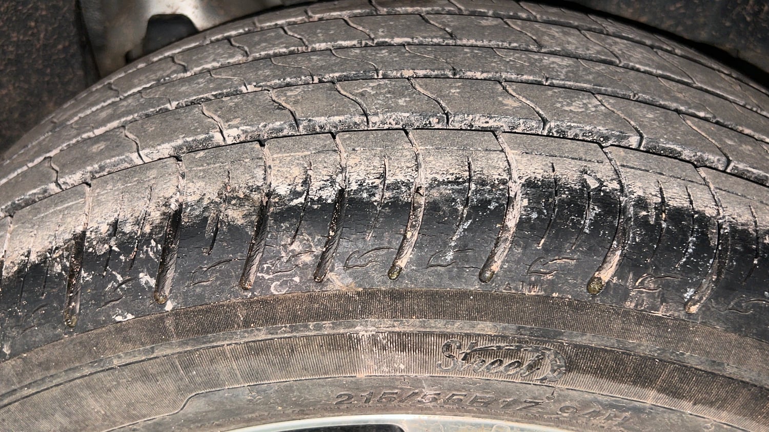 Used 2021 Mahindra XUV 300 W8 (O) 1.2 Petrol Petrol Manual tyres LEFT REAR TYRE TREAD VIEW