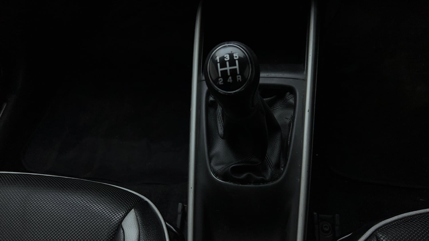Used 2018 Maruti Suzuki Baleno Delta 1.2 Petrol Manual interior GEAR  KNOB VIEW