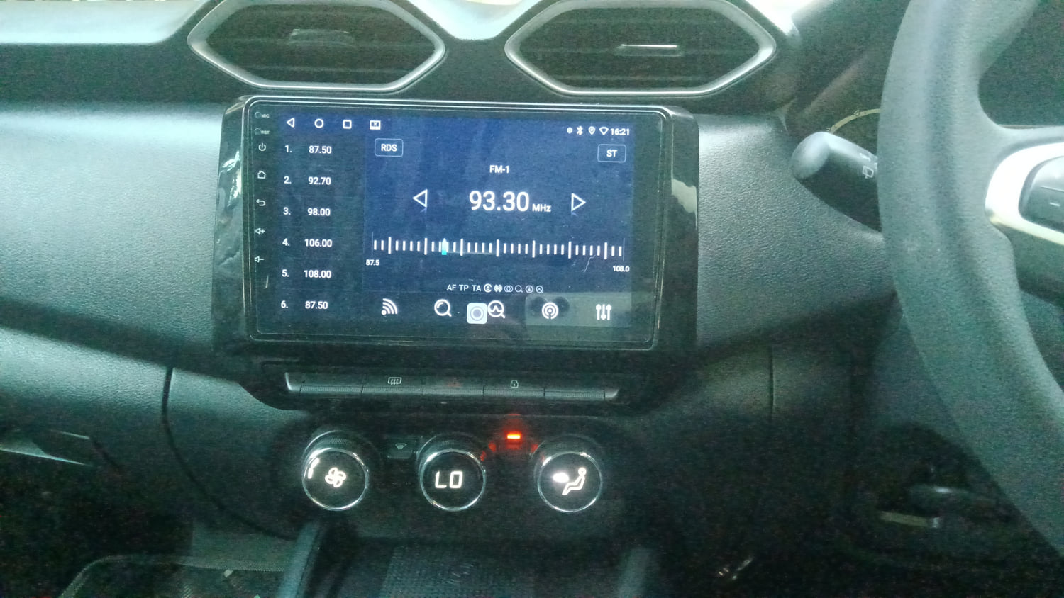 Used 2026 Nissan Magnite Acenta B4D 1.0 Petrol AMT Petrol Automatic interior MUSIC SYSTEM & AC CONTROL VIEW