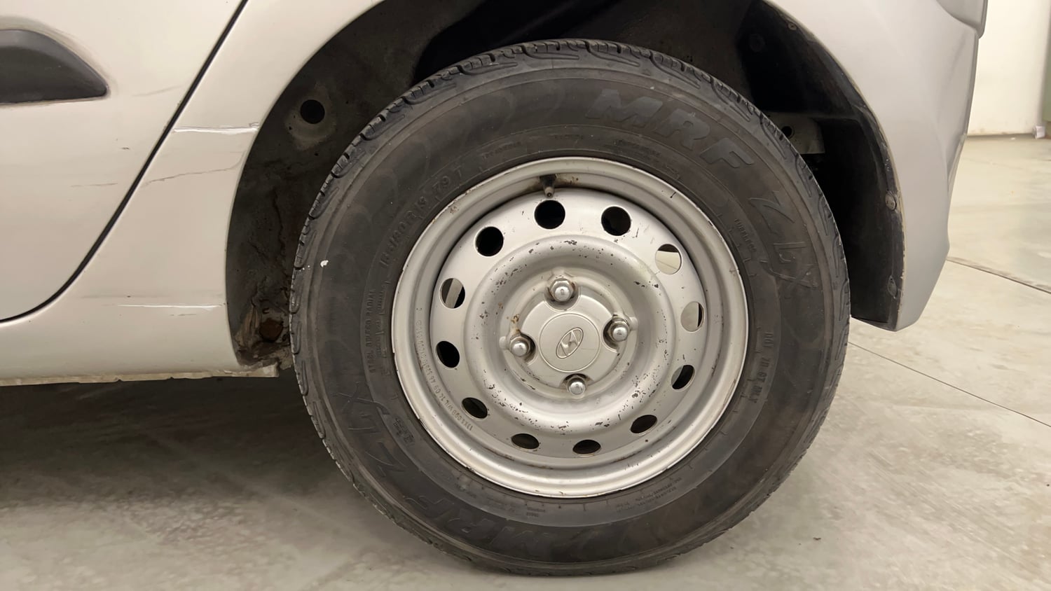 Used 2014 Hyundai i10 Magna 1.1 iRDE2 Petrol Manual tyres LEFT REAR TYRE RIM VIEW