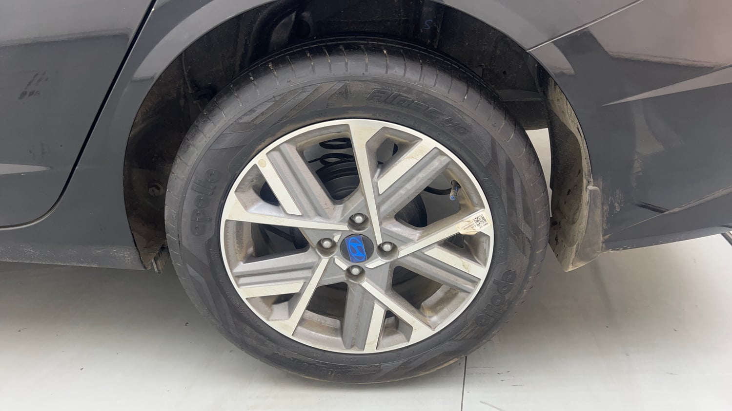 Used 2024 Hyundai Verna SX 1.5 Petrol MT Petrol Manual tyres LEFT REAR TYRE RIM VIEW