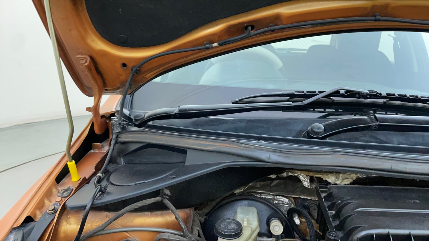 Used 2016 Tata Tiago Revotron XZ Petrol Manual engine ENGINE RIGHT SIDE HINGE & APRON VIEW