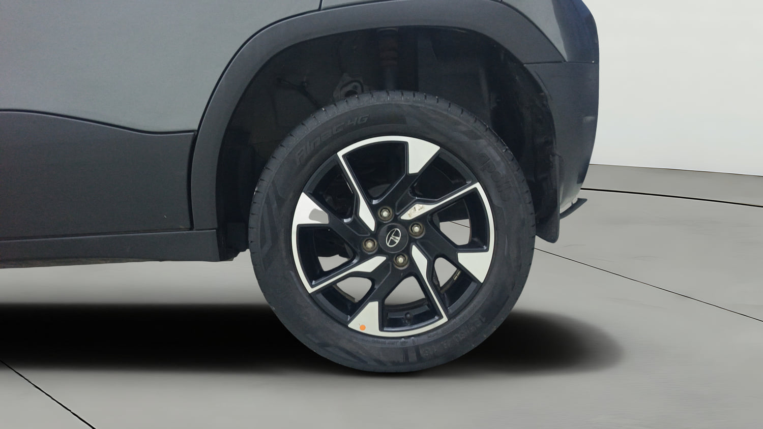 Used 2024 Tata Punch Accomplished Dazzle Pack MT Petrol Manual tyres LEFT REAR TYRE RIM VIEW