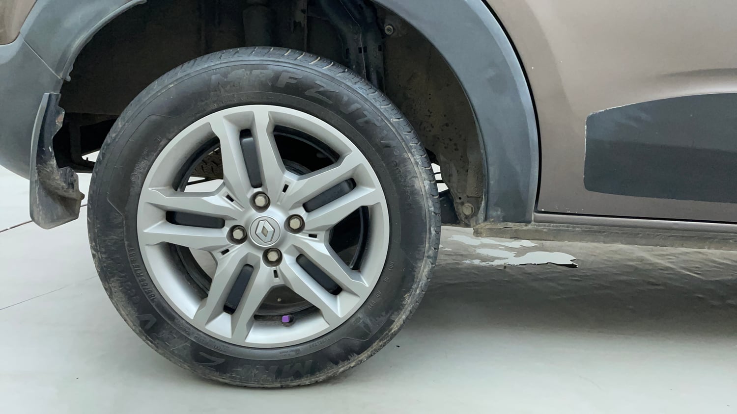 Used 2023 Renault Triber RXZ EASY-R AMT Petrol Automatic tyres RIGHT REAR TYRE RIM VIEW