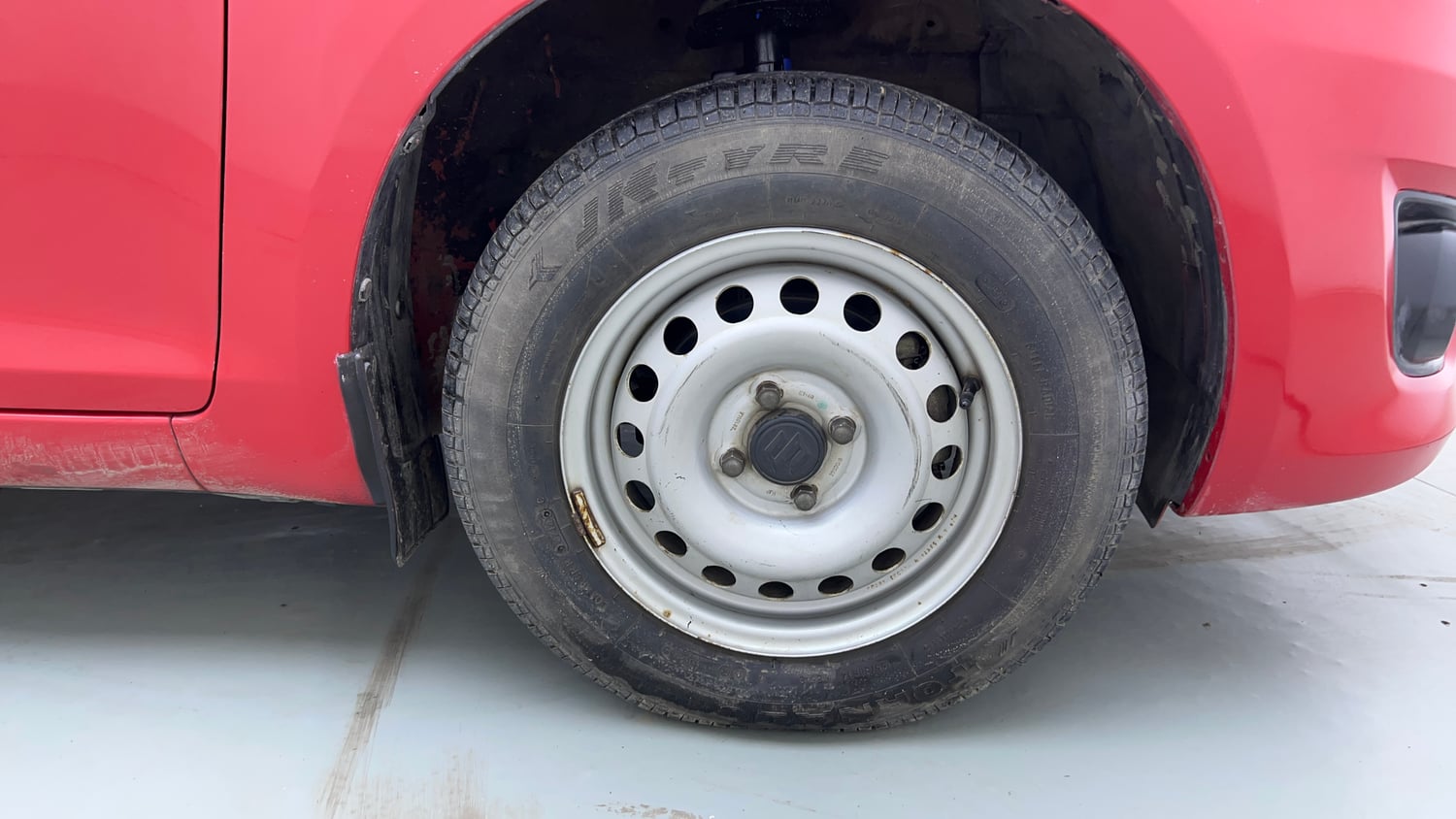 Used 2014 Maruti Suzuki Swift Dzire LXI Petrol Manual tyres RIGHT FRONT TYRE RIM VIEW