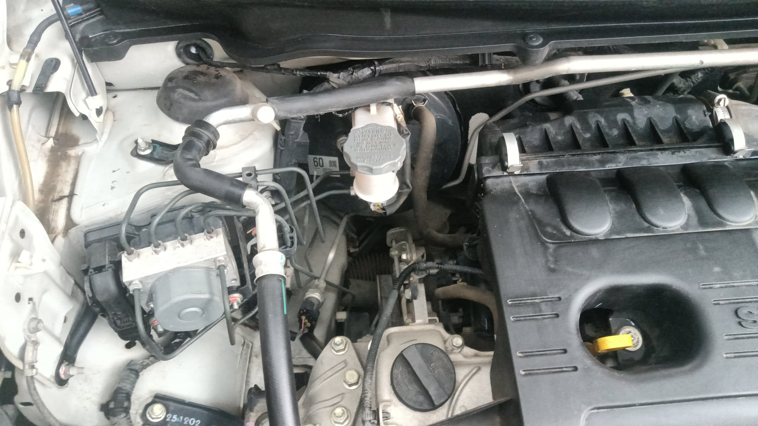 Used 2021 Maruti Suzuki Celerio ZXi AMT Petrol Automatic engine ENGINE RIGHT SIDE HINGE & APRON VIEW