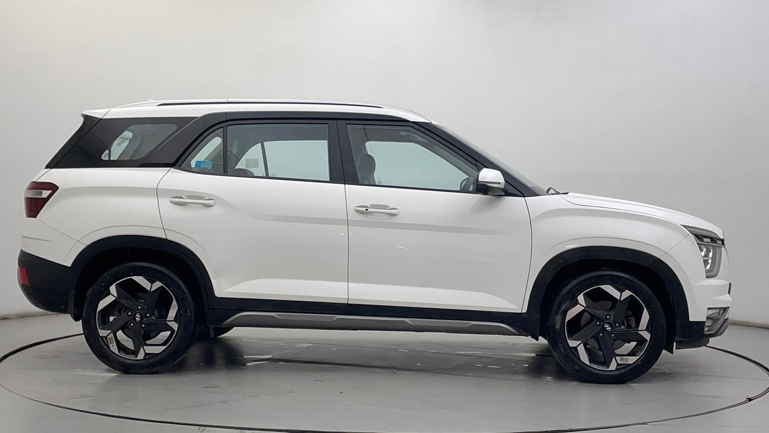 Used 2022 Hyundai Alcazar Signature 6 STR 2.0 Petrol Petrol Manual exterior RIGHT SIDE VIEW