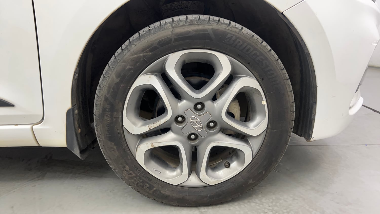 Used 2020 Hyundai Elite i20 Asta 1.2 (O) Petrol Manual tyres RIGHT FRONT TYRE RIM VIEW
