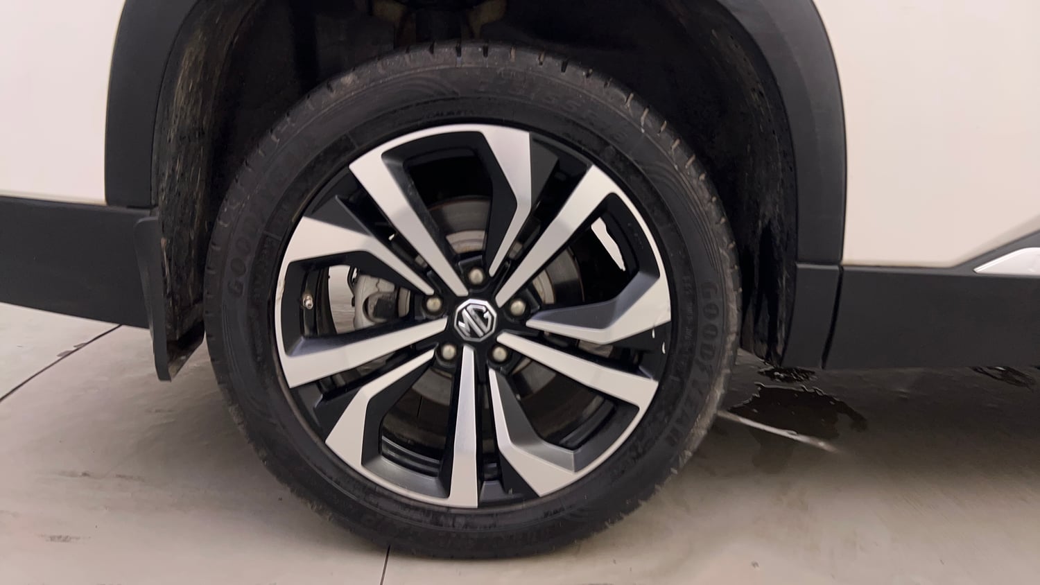 Used 2023 MG Motors Hector Plus Sharp Pro 2.0 Turbo Diesel 6 STR Diesel Manual tyres RIGHT REAR TYRE RIM VIEW