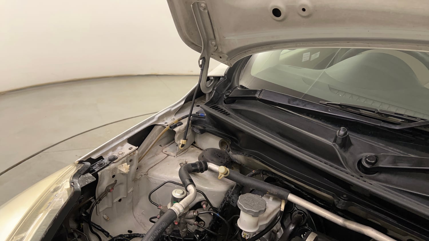 Used 2017 Maruti Suzuki Celerio VXi AMT Petrol Automatic engine ENGINE RIGHT SIDE HINGE & APRON VIEW