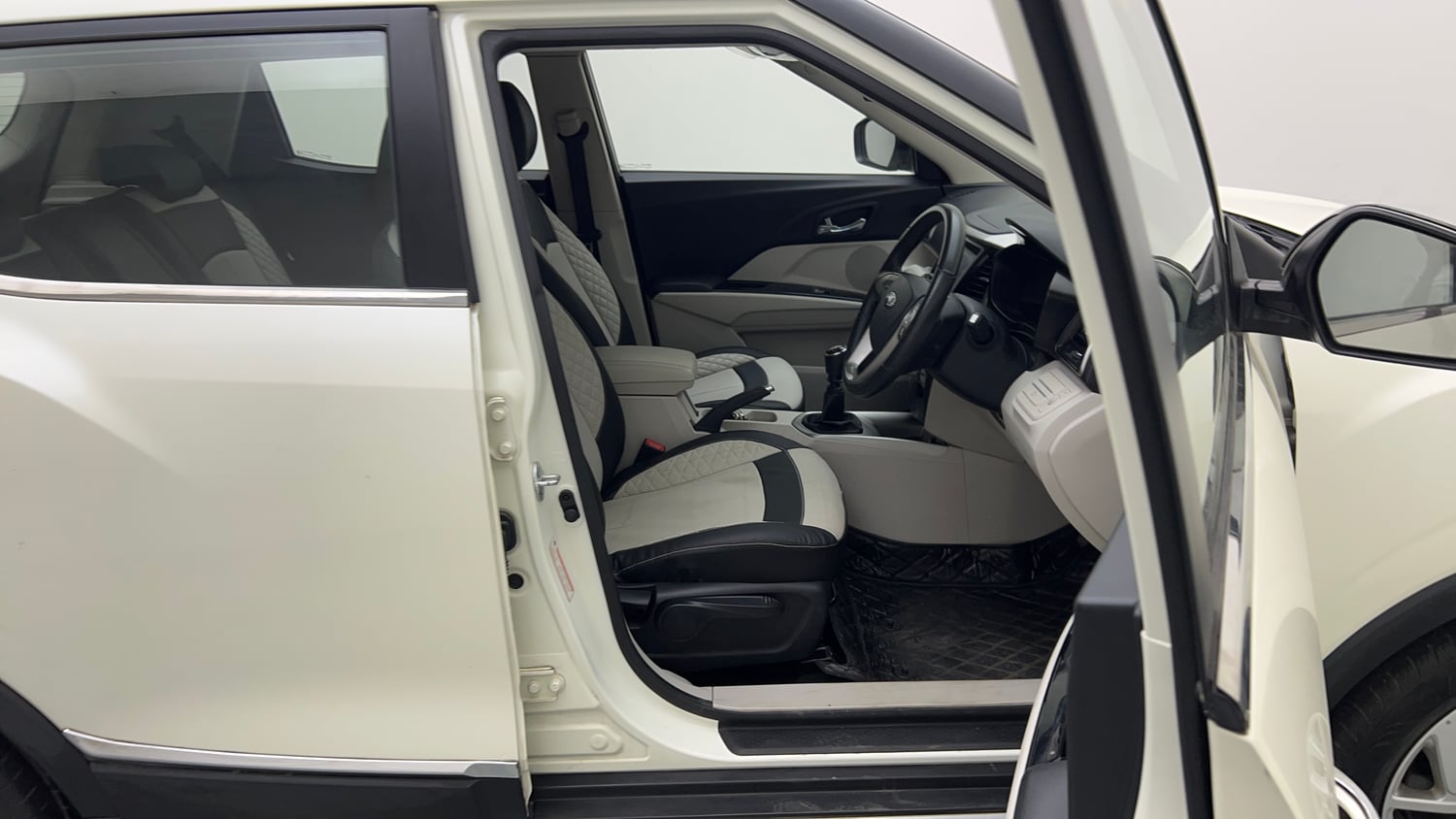 Used 2022 Mahindra XUV 300 W8 1.2 Petrol Petrol Manual interior RIGHT SIDE FRONT DOOR CABIN VIEW