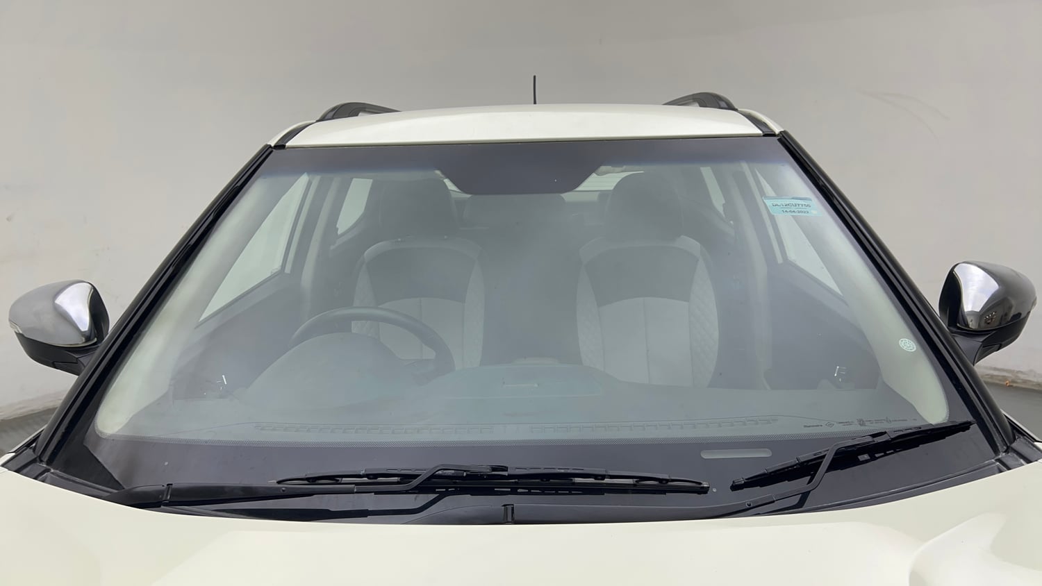 Used 2022 Mahindra XUV 300 W8 1.2 Petrol Petrol Manual exterior FRONT WINDSHIELD VIEW