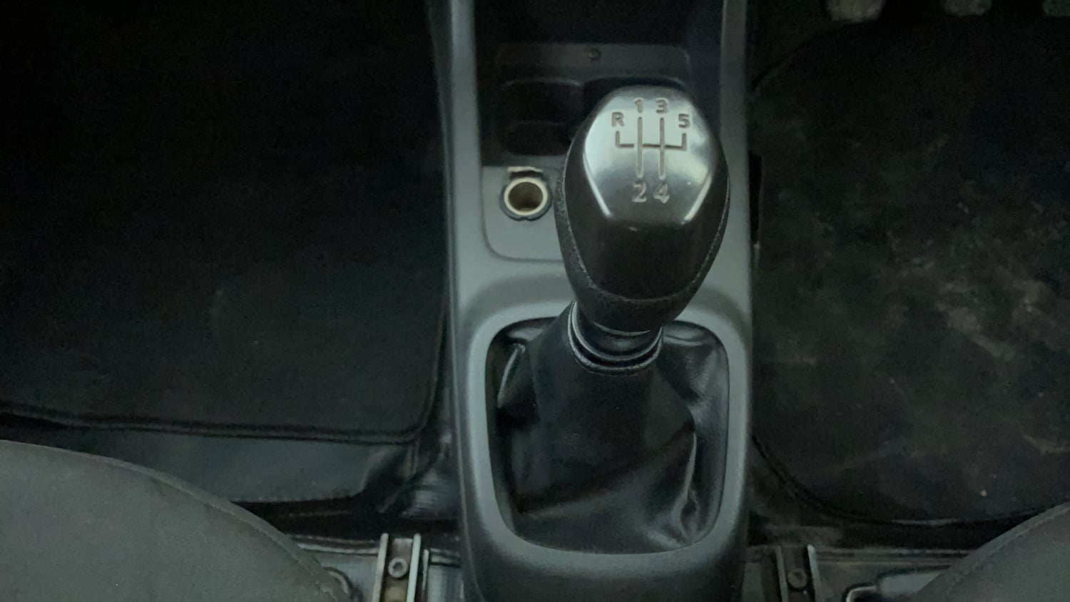 Used 2015 Renault Kwid RXT Petrol Manual interior GEAR  KNOB VIEW