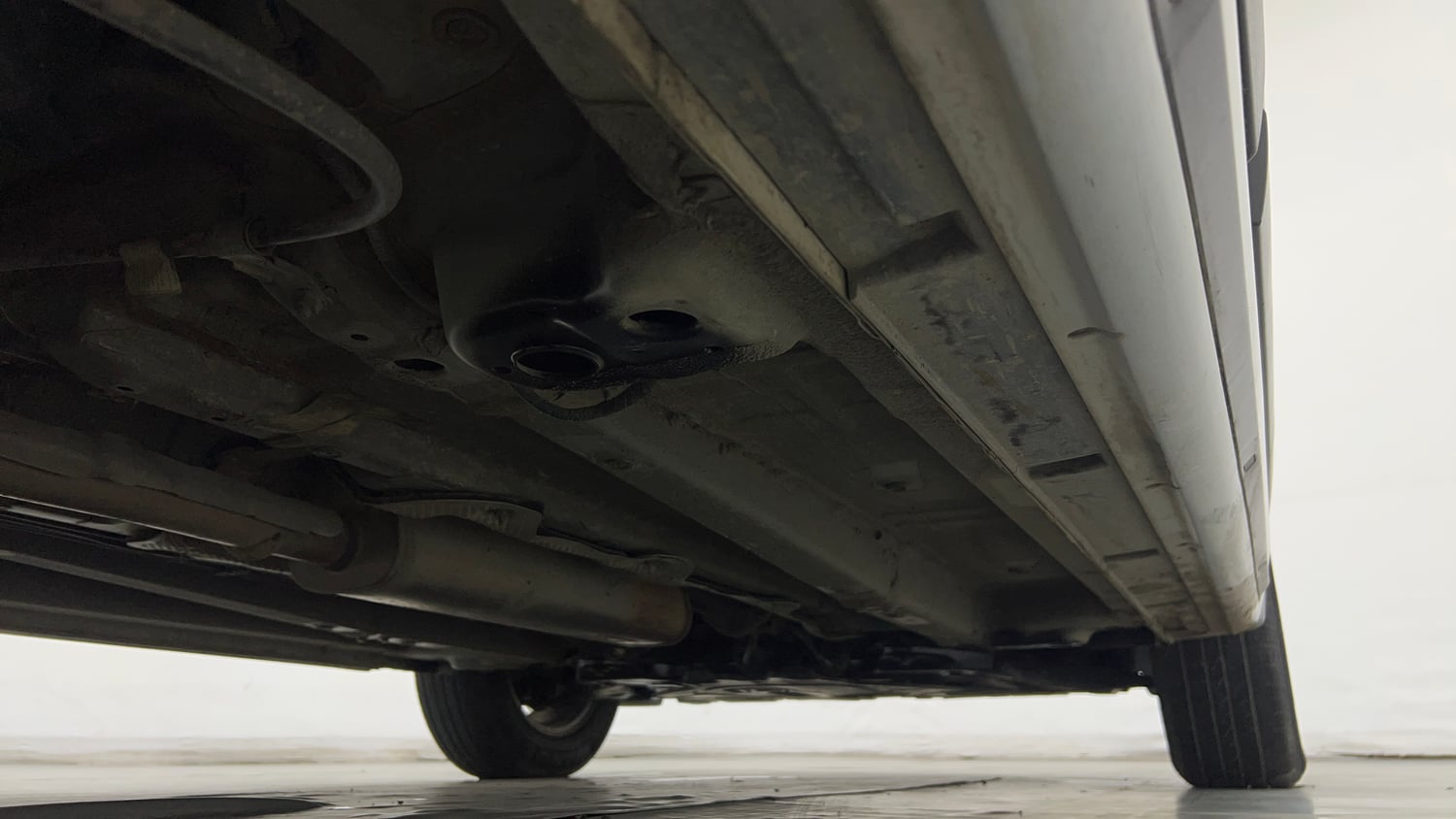 Used 2022 Mahindra XUV 300 W8 1.2 Petrol Petrol Manual extra REAR RIGHT UNDERBODY VIEW