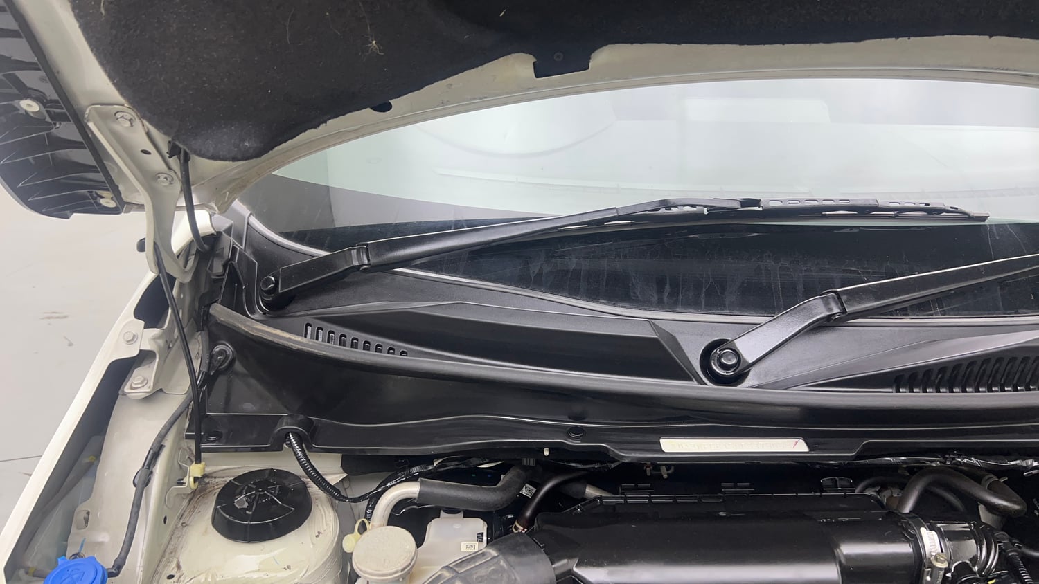 Used 2022 Maruti Suzuki Ignis Sigma 1.2 MT Petrol Manual engine ENGINE RIGHT SIDE HINGE & APRON VIEW