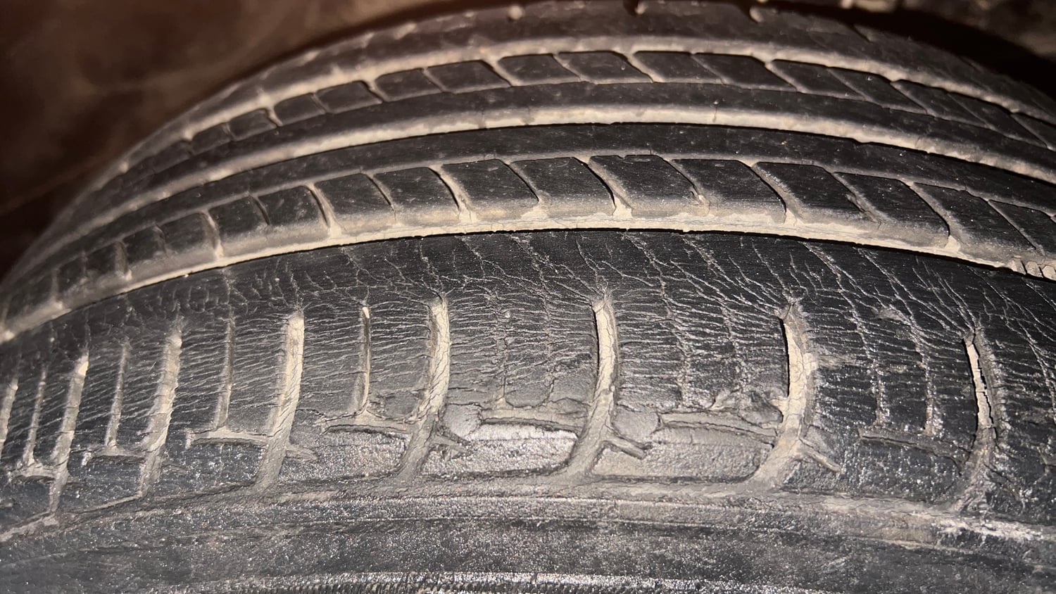 Used 2016 Maruti Suzuki Baleno Alpha 1.2 Petrol Manual tyres RIGHT FRONT TYRE TREAD VIEW