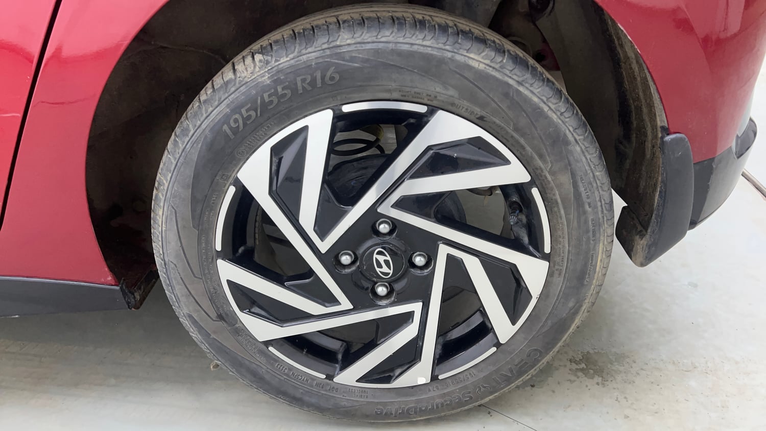 Used 2023 Hyundai New i20 Asta (O) 1.2 IVT Petrol Automatic tyres LEFT REAR TYRE RIM VIEW