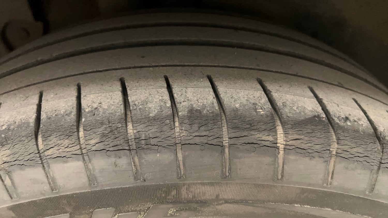 Used 2020 kia Seltos GTX Plus DCT 1.4 Petrol Automatic tyres RIGHT REAR TYRE TREAD VIEW