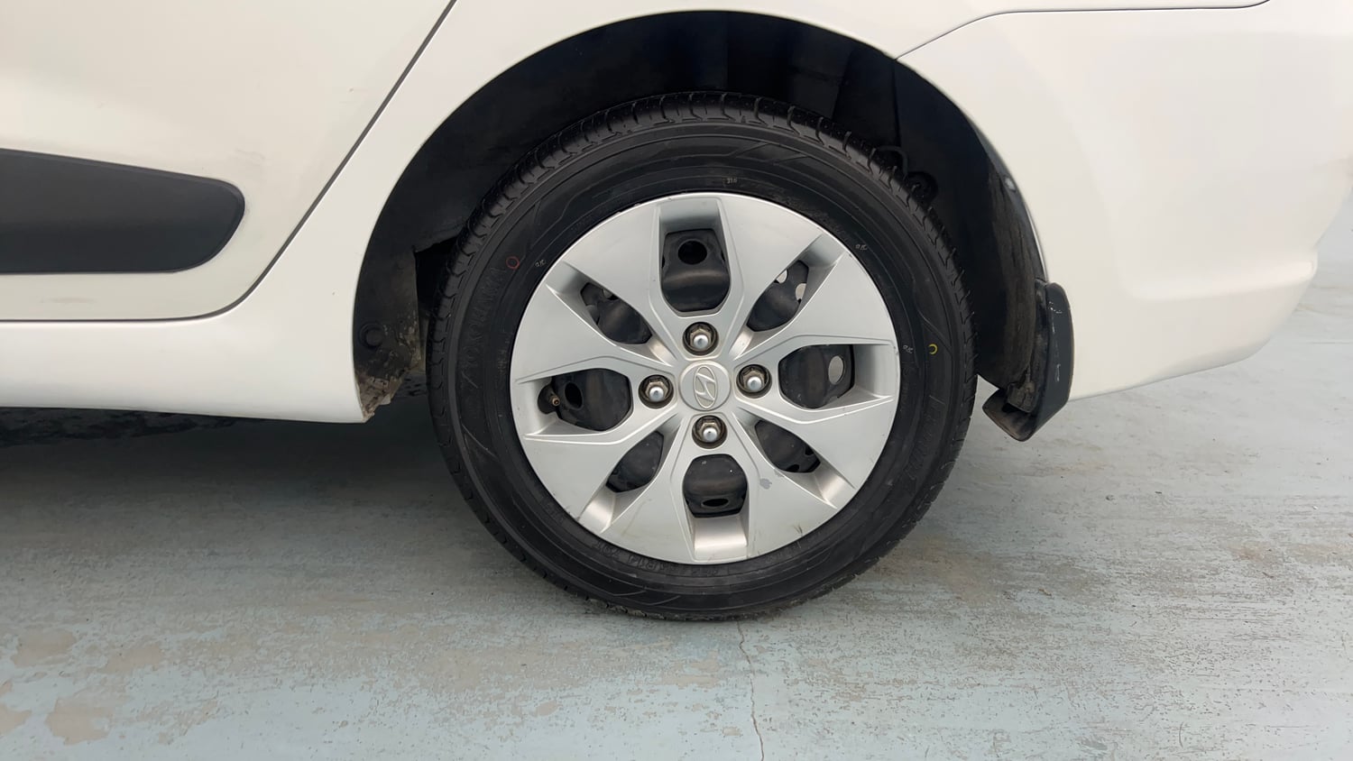 Used 2014 Hyundai Xcent S 1.2 Petrol Manual tyres LEFT REAR TYRE RIM VIEW