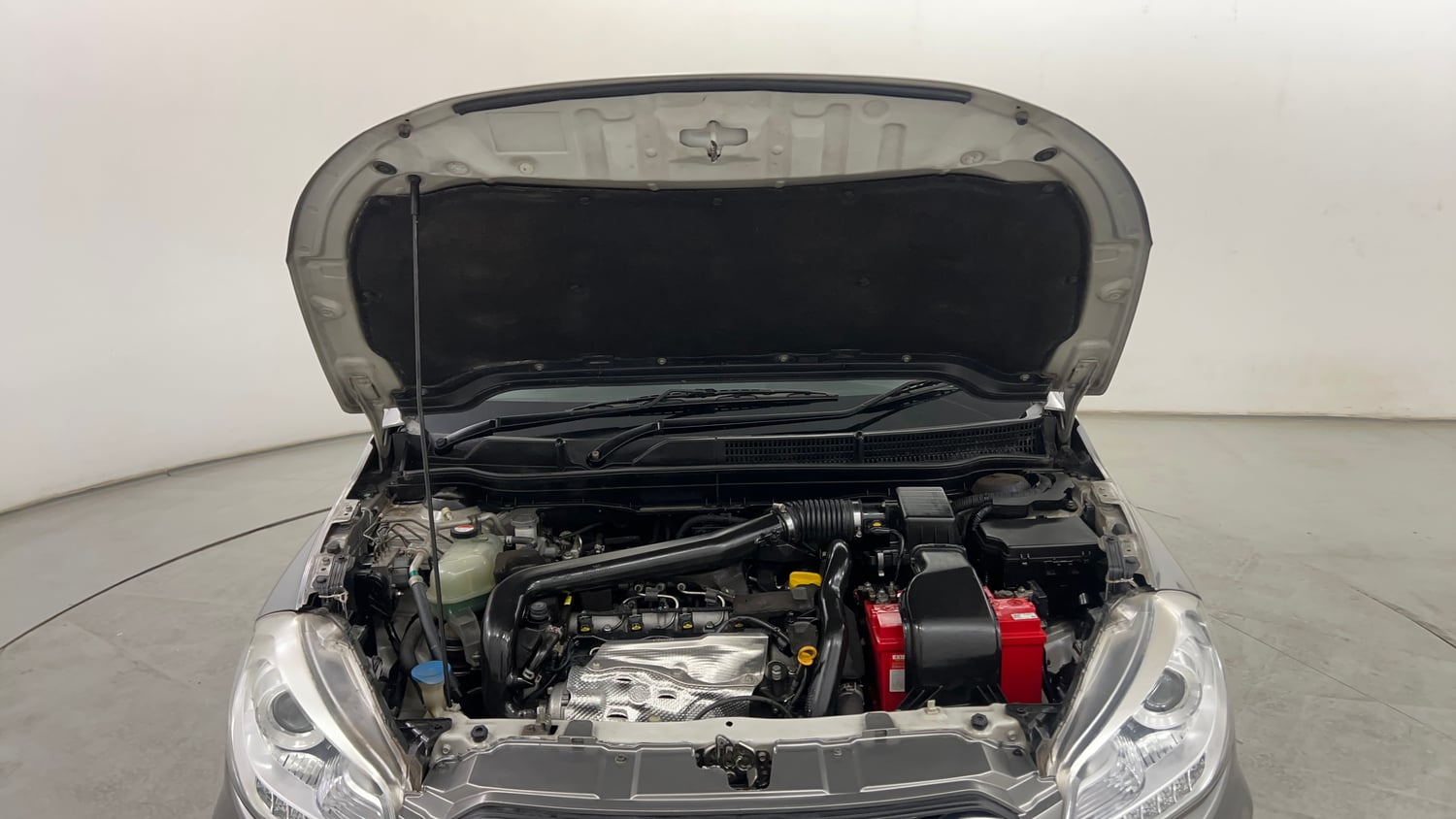Used 2015 Maruti Suzuki S-Cross Alpha 1.6 Diesel Manual engine ENGINE & BONNET OPEN FRONT VIEW