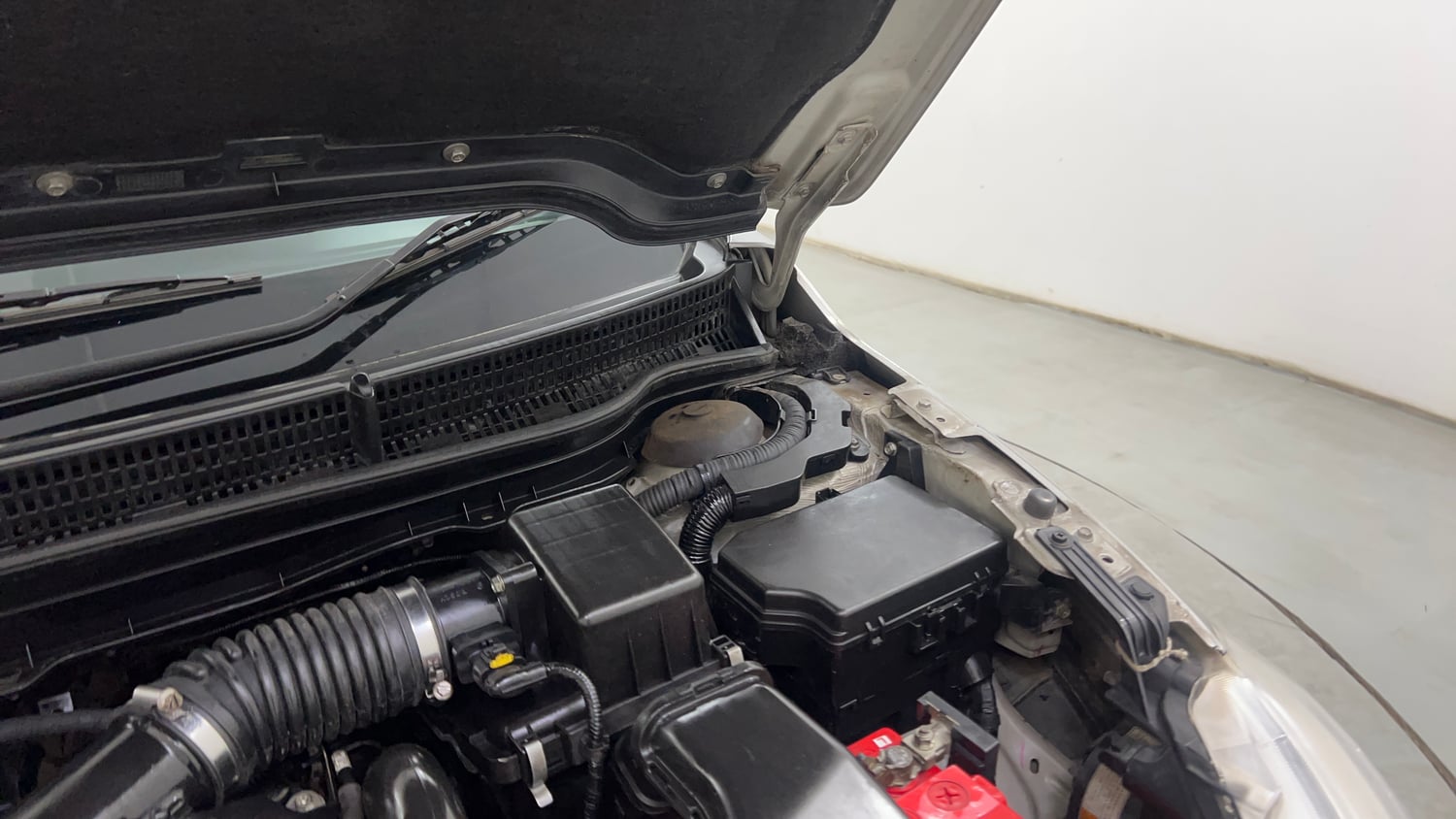 Used 2015 Maruti Suzuki S-Cross Alpha 1.6 Diesel Manual engine ENGINE LEFT SIDE HINGE & APRON VIEW