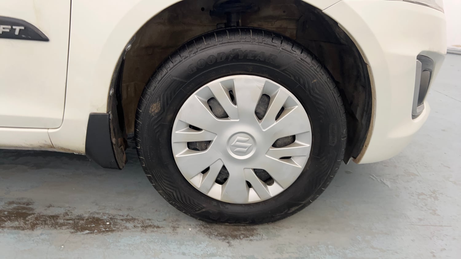 Used 2016 Maruti Suzuki Swift VDi Diesel Manual tyres RIGHT FRONT TYRE RIM VIEW