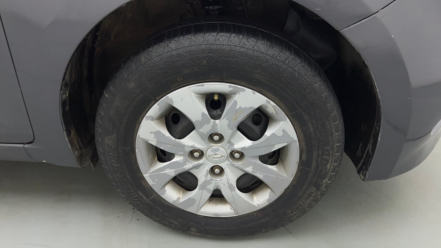 Used 2017 Hyundai Elite i20 Sportz 1.2 Petrol Manual tyres RIGHT FRONT TYRE RIM VIEW