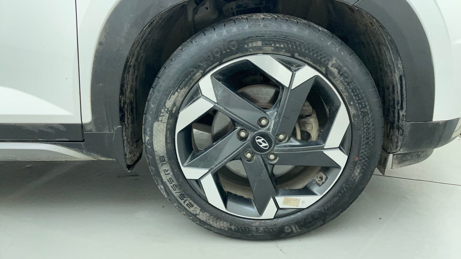 Used 2022 Hyundai Alcazar Signature 6 STR 2.0 Petrol Petrol Manual tyres RIGHT FRONT TYRE RIM VIEW