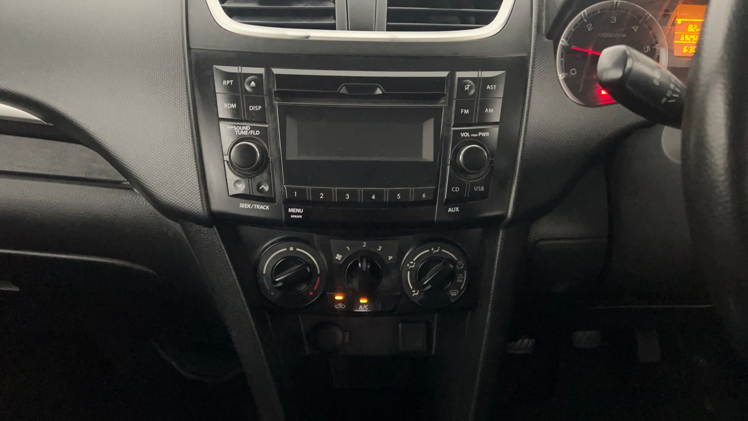 Used 2016 Maruti Suzuki Swift VDi Diesel Manual interior MUSIC SYSTEM & AC CONTROL VIEW