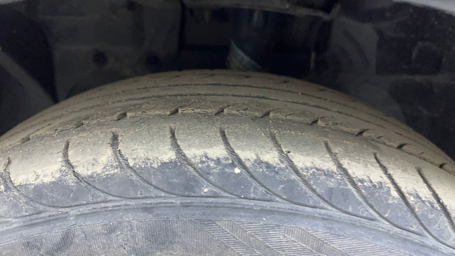 Used 2018 Ford Figo Aspire Trend 1.2 Ti-VCT Petrol Manual tyres LEFT FRONT TYRE TREAD VIEW