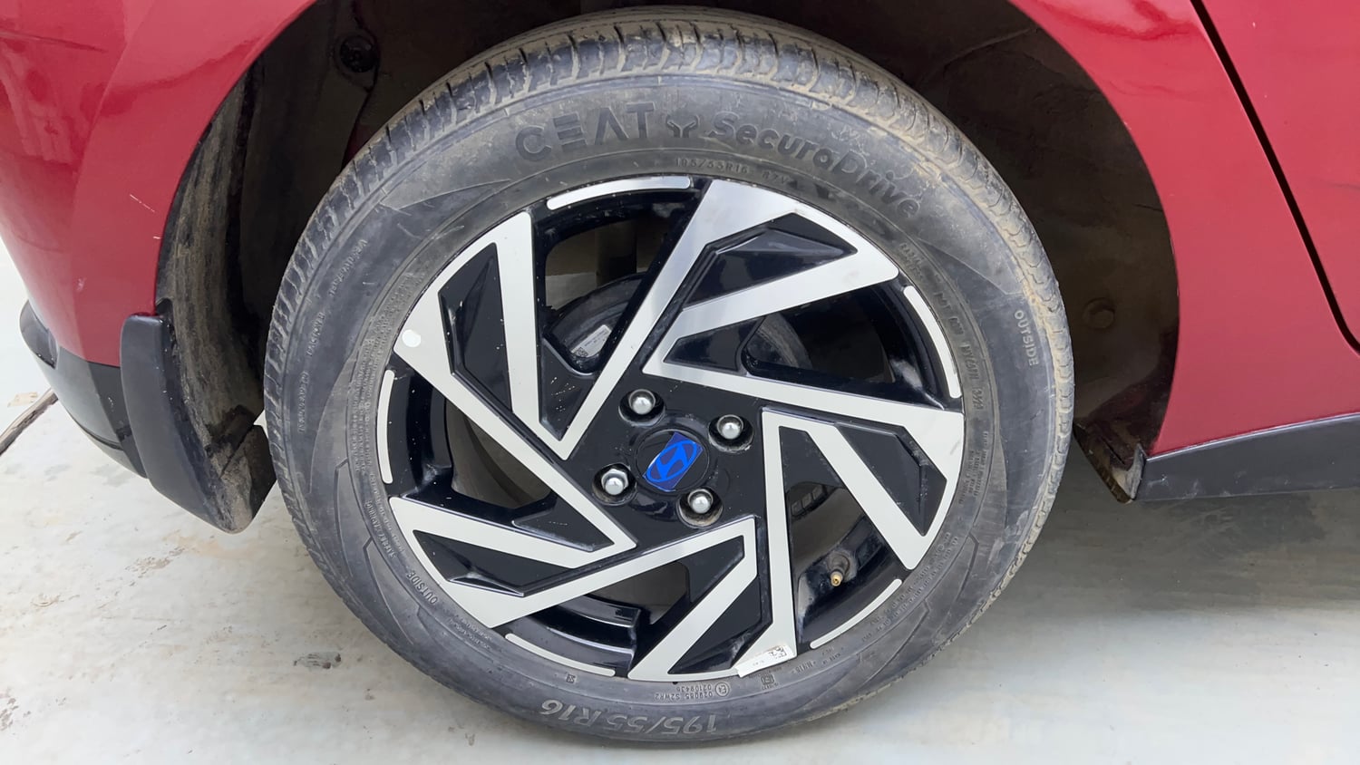 Used 2023 Hyundai New i20 Asta (O) 1.2 IVT Petrol Automatic tyres RIGHT REAR TYRE RIM VIEW