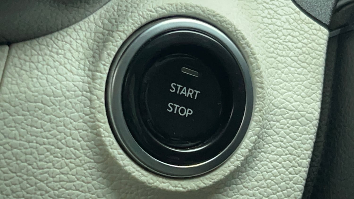 Used 2024 Mahindra XUV 3XO AX5 1.5 Diesel Diesel Manual top_features Keyless start