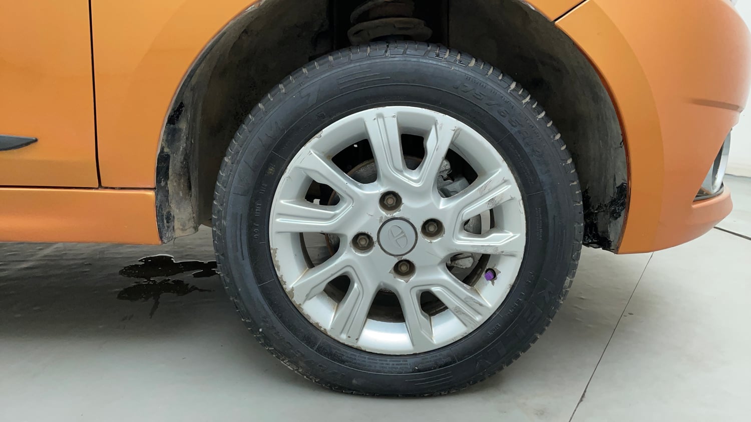 Used 2016 Tata Tiago Revotron XZ Petrol Manual tyres RIGHT FRONT TYRE RIM VIEW