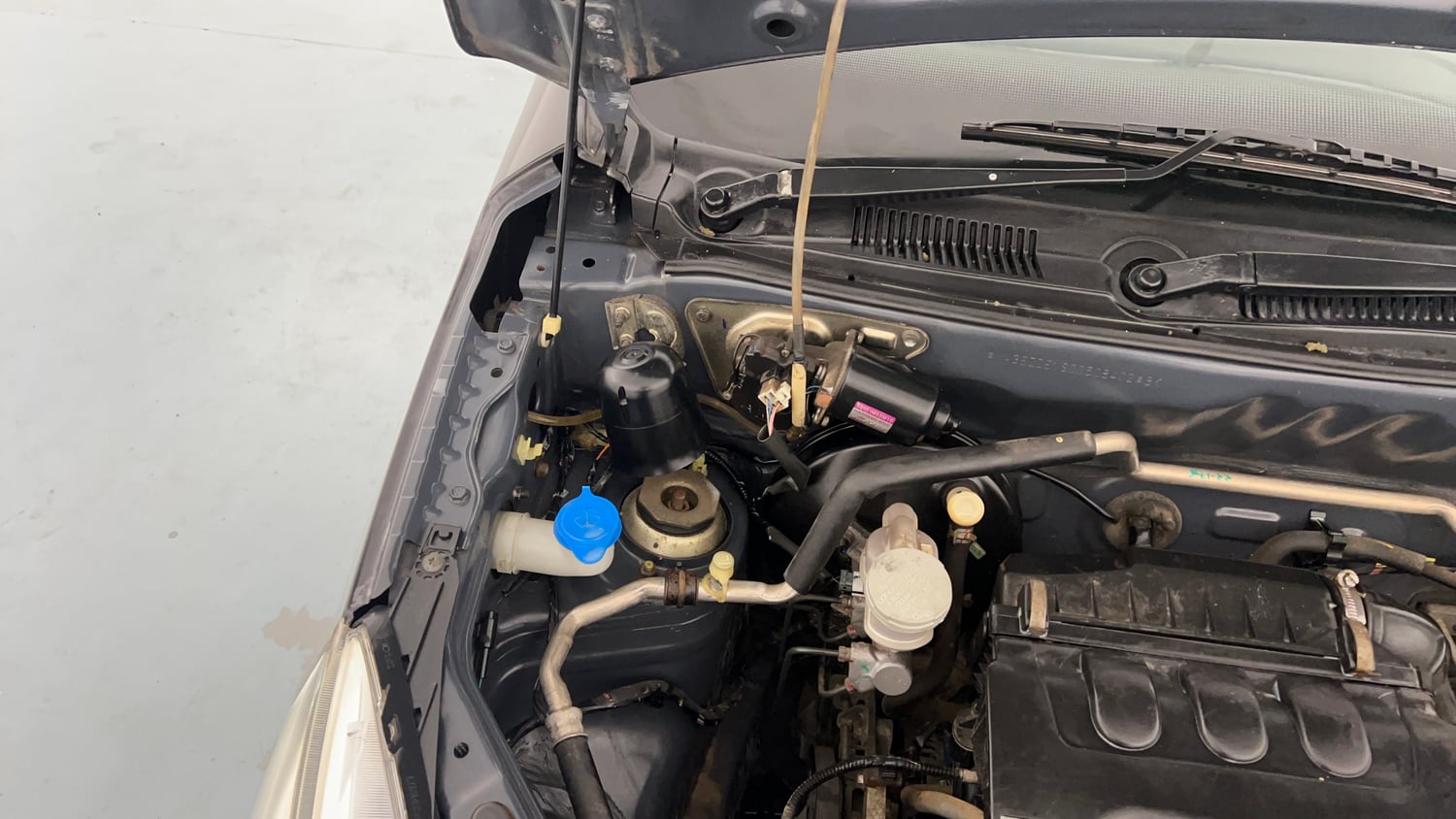 Used 2020 Tata Tiago XT Petrol Manual engine ENGINE RIGHT SIDE HINGE & APRON VIEW