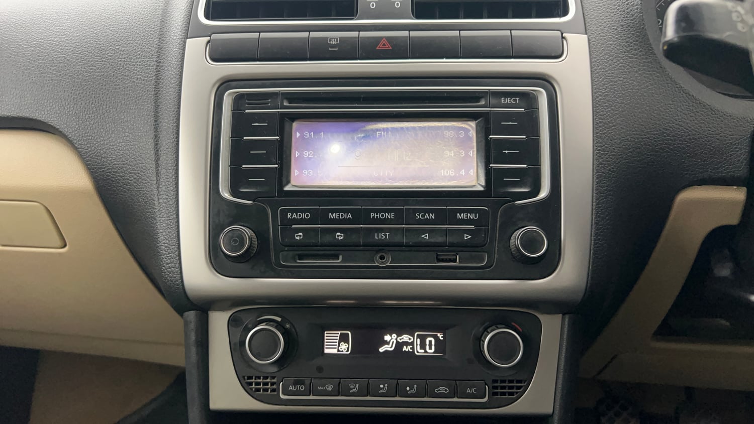 Used 2014 Volkswagen Polo Highline1.2L (P) Petrol Manual interior MUSIC SYSTEM & AC CONTROL VIEW